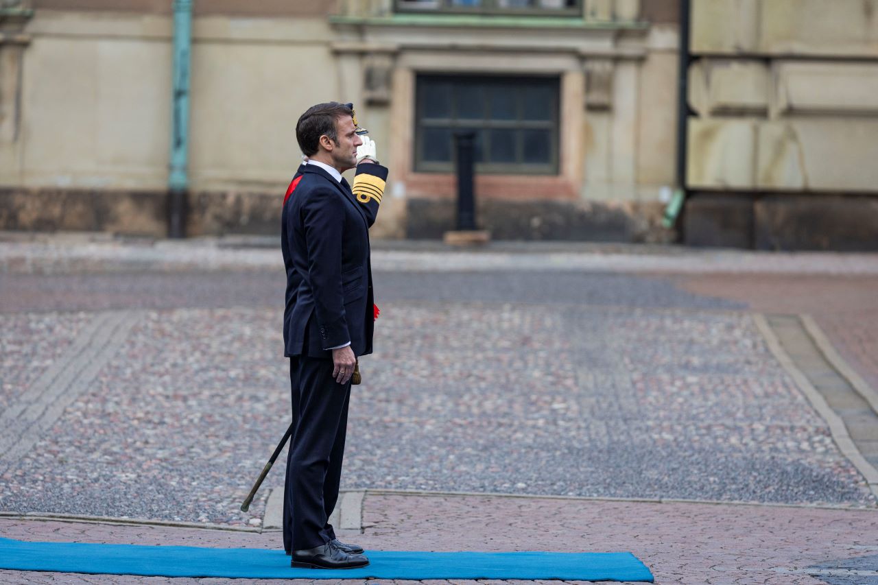 <p>Френският президент Еманюел Макрон и съпругата му Брижит бяха посрещнати тържествено в началото на двудневната им визита в Швеция.</p>