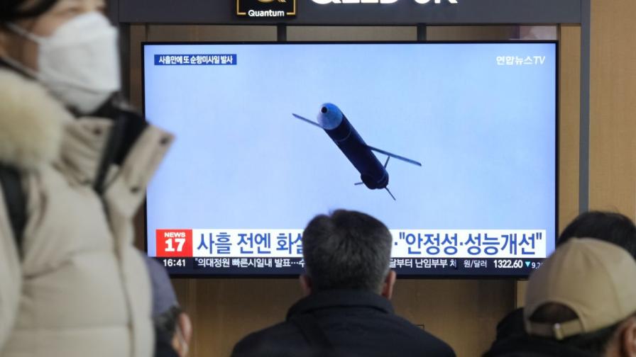 Хора гледат на монитори на железопътната гара в Сеул съобщението, че Северът е извършил нови ракетни опити вчера.