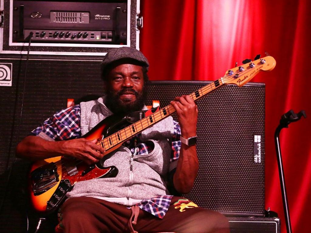 Астън Барет, басистът на Bob Marley and the Wailers, почина