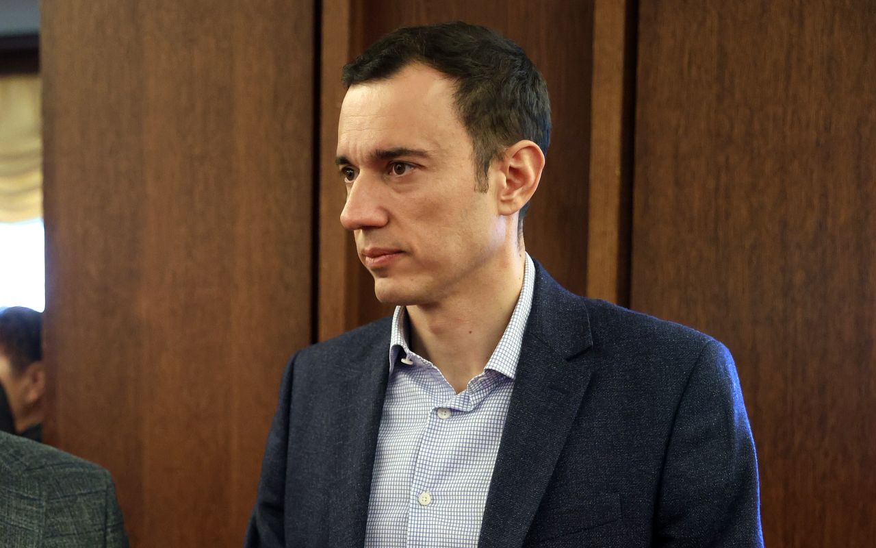 Васил Терзиев плува заедно с деца с увреждания в националния турнир по адаптирано плуване