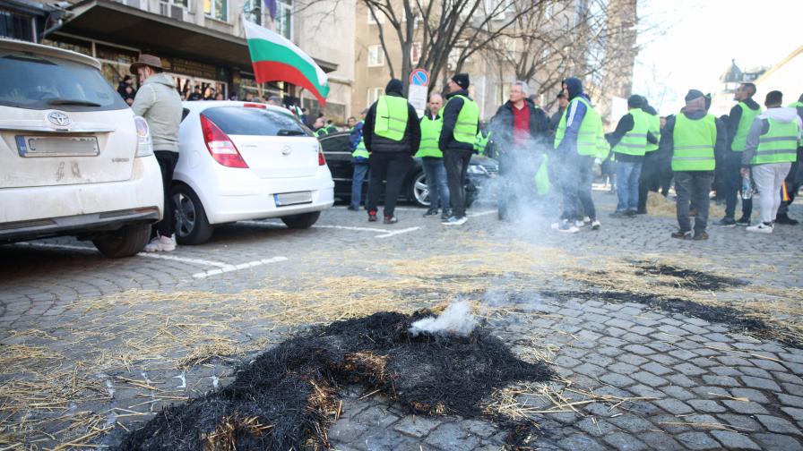 <p>Протест пред Министерството на земеделието: Запалиха слама</p>