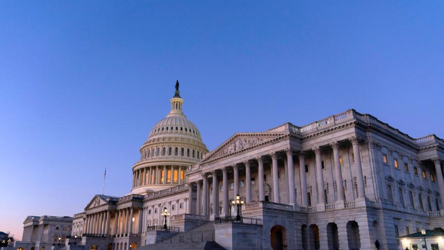 Американският Капитолий (сградата на Конгреса на САЩ) по изгрев слънце, 7 февруари 2024 г.