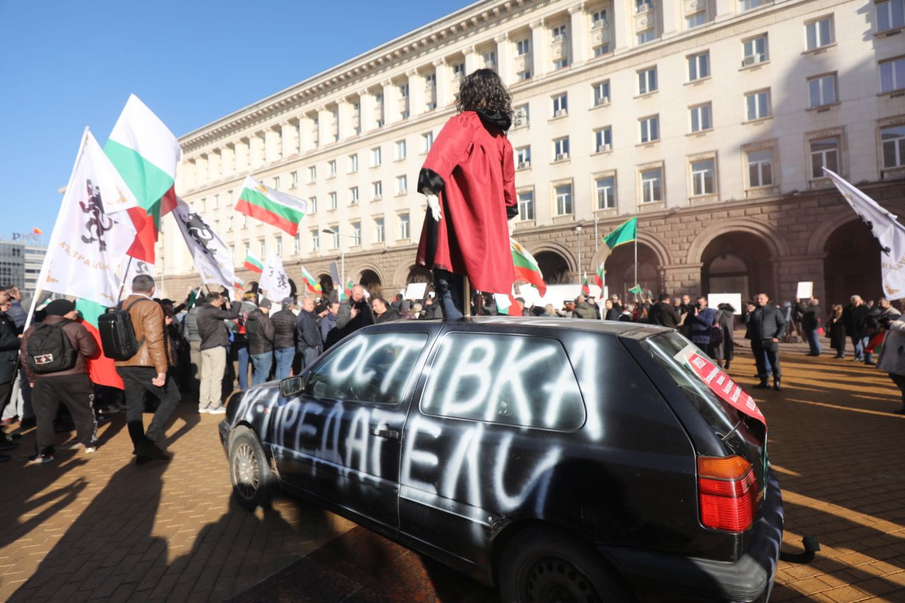 <p>&quot;Възраждане&quot; протестира пред Конституционния съд по повод референдума за запазване на лева</p>