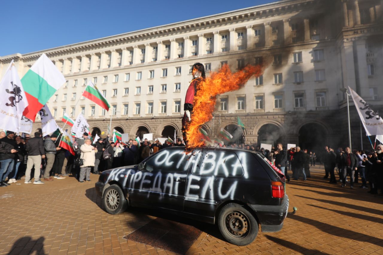 <p>&quot;Възраждане&quot; протестира пред Конституционния съд по повод референдума за запазване на лева</p>