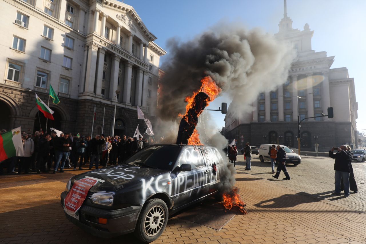 <p>&quot;Възраждане&quot; протестира пред Конституционния съд по повод референдума за запазване на лева</p>