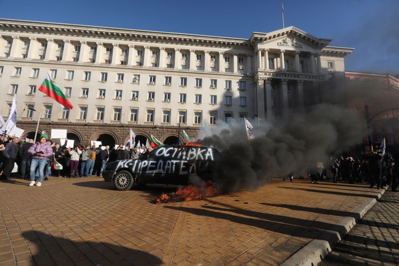 <p>&quot;Възраждане&quot; протестира пред Конституционния съд по повод референдума за запазване на лева</p>