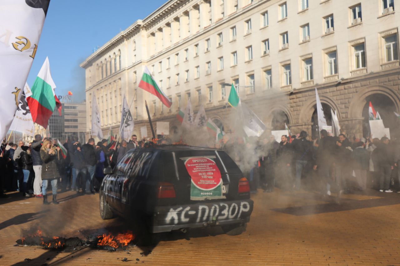 <p>&quot;Възраждане&quot; протестира пред Конституционния съд по повод референдума за запазване на лева</p>