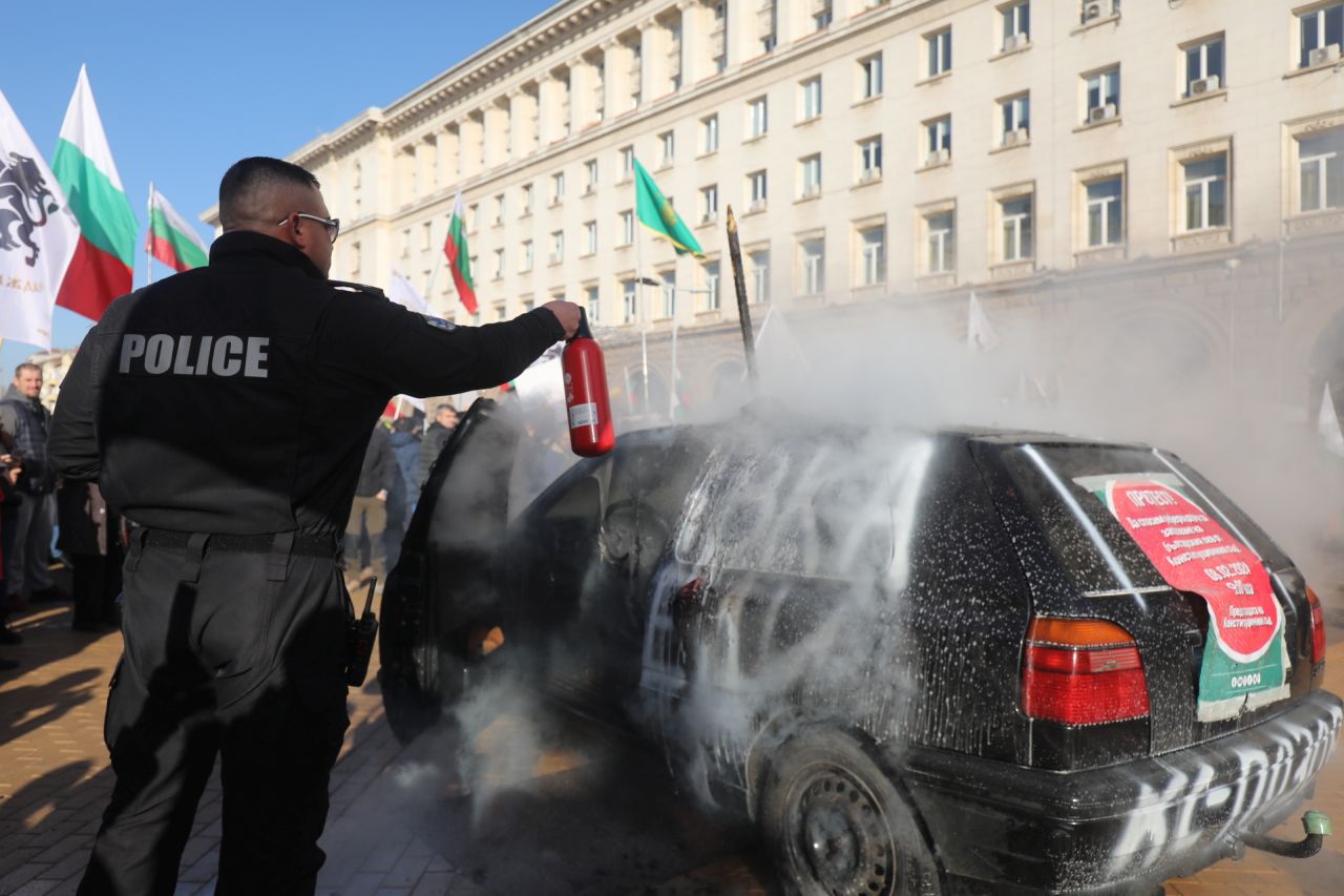 <p>&quot;Възраждане&quot; протестира пред Конституционния съд по повод референдума за запазване на лева</p>