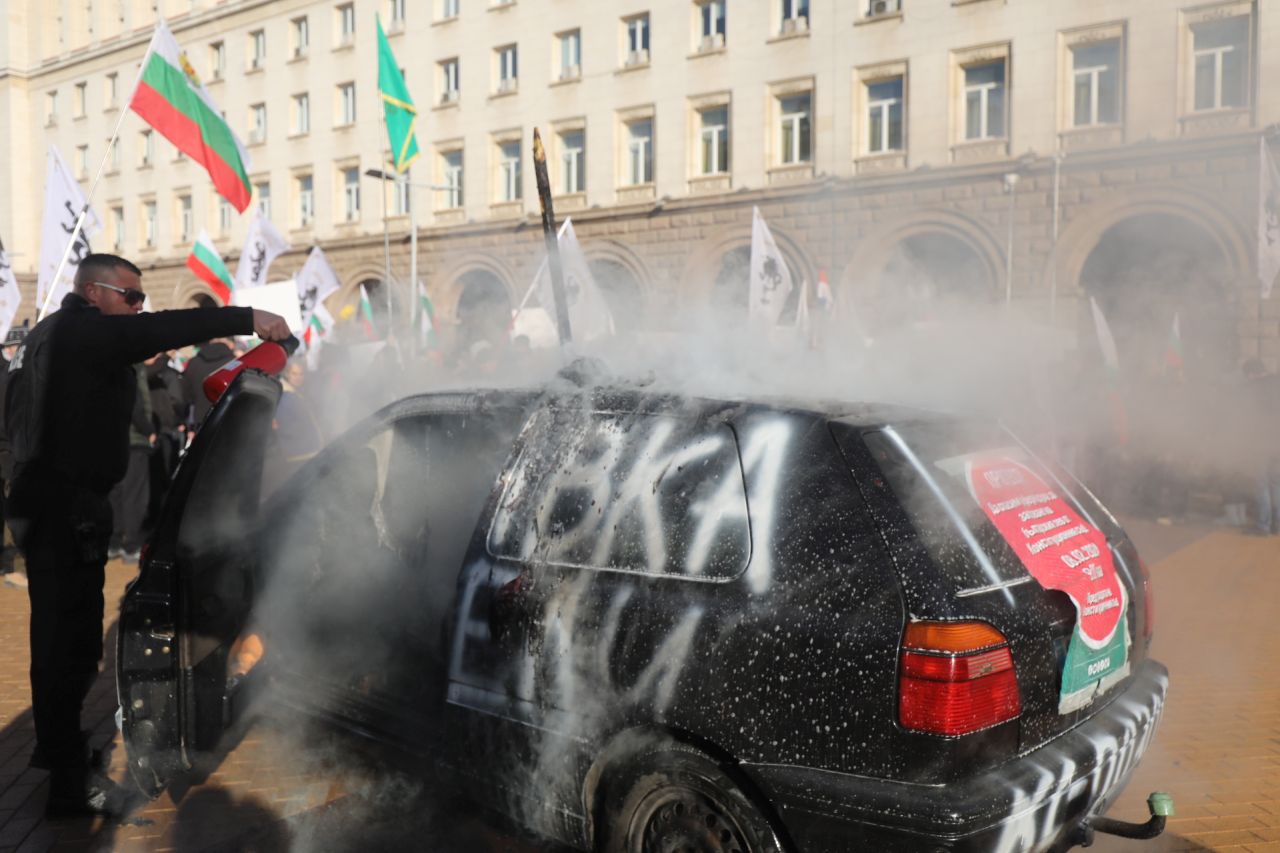 <p>&quot;Възраждане&quot; протестира пред Конституционния съд по повод референдума за запазване на лева</p>