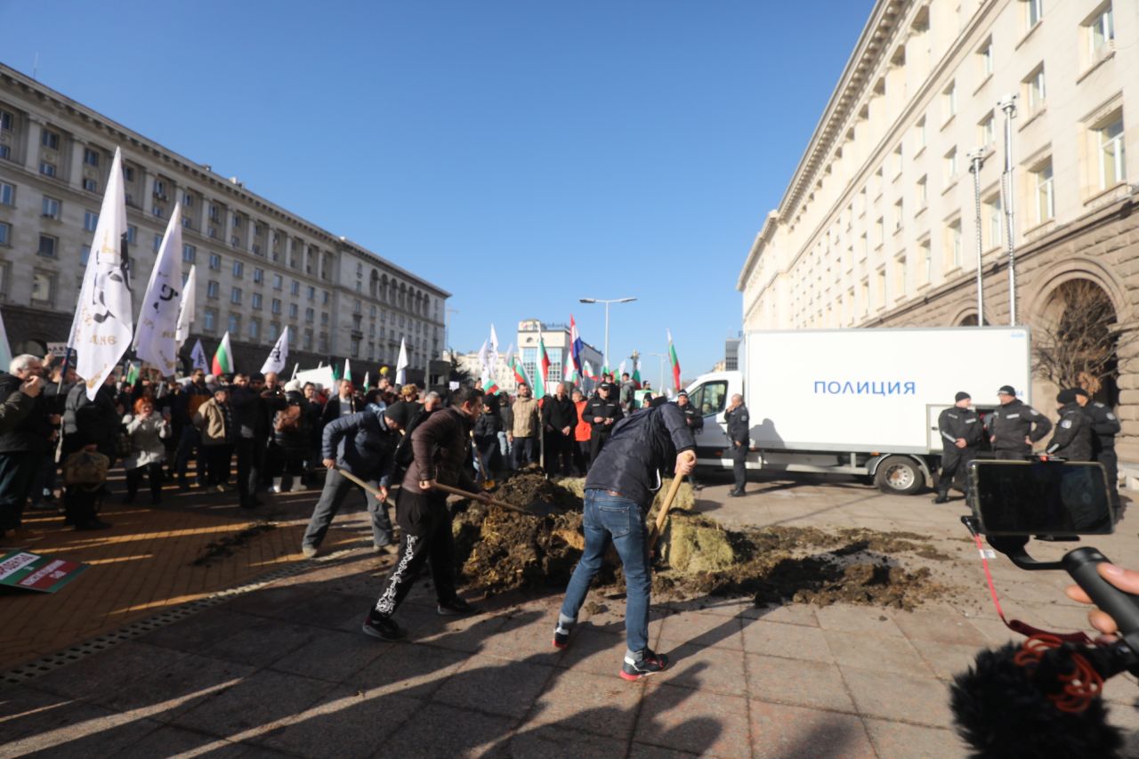 <p>&quot;Възраждане&quot; протестира пред Конституционния съд по повод референдума за запазване на лева</p>