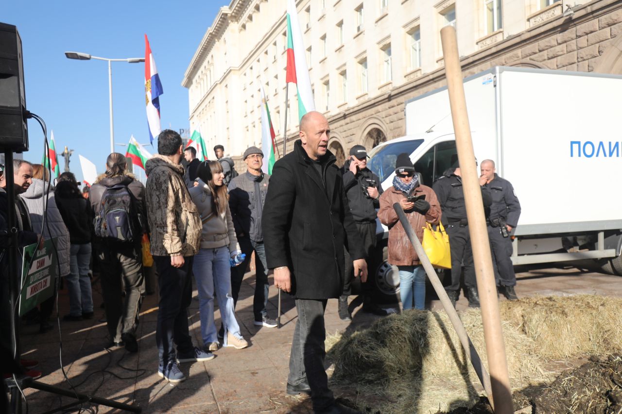 <p>&quot;Възраждане&quot; протестира пред Конституционния съд по повод референдума за запазване на лева</p>