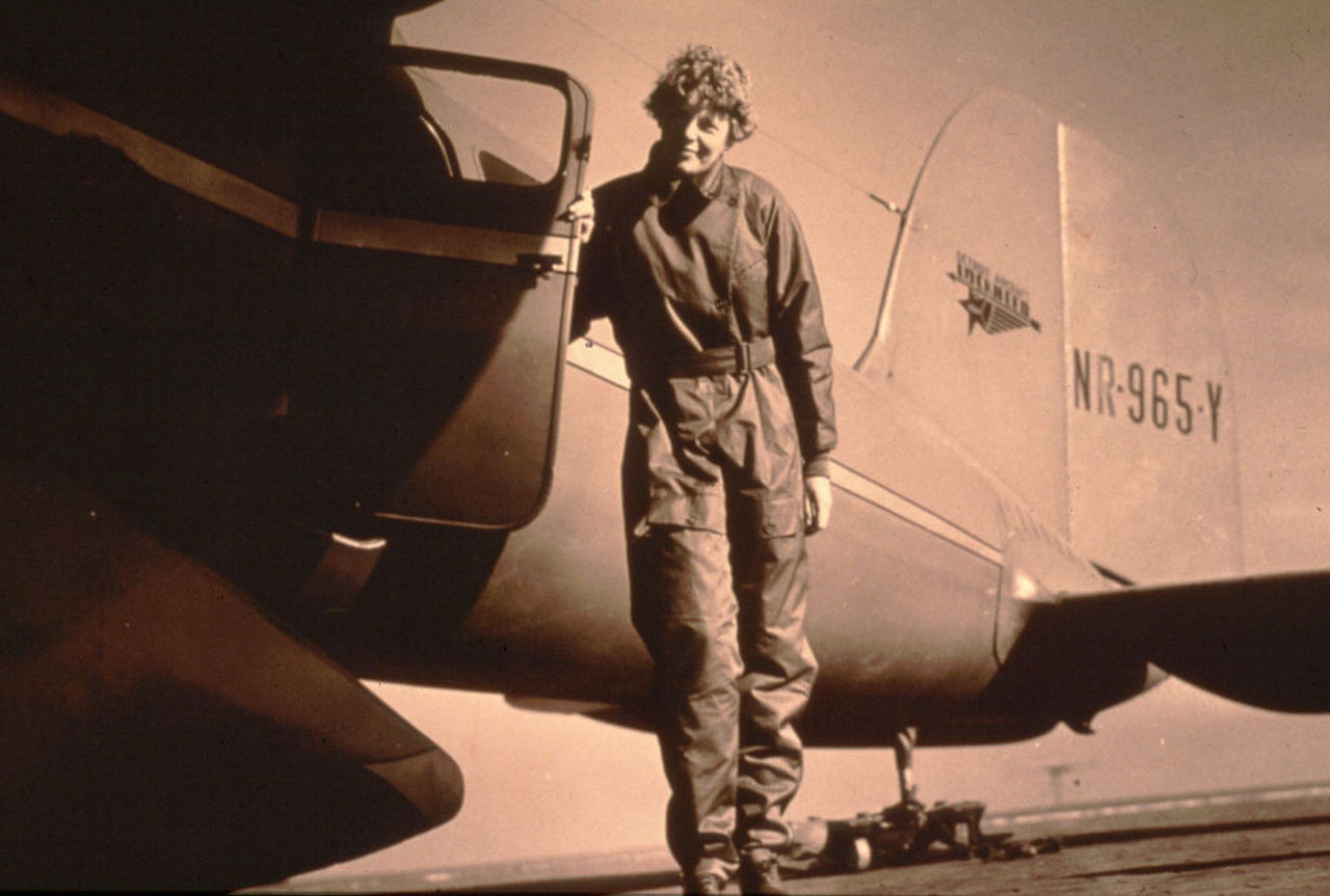 <p><strong>Амелия Еърхарт</strong>- Сред най-трайните мистерии в историята на авиацията е изчезването на Амелия Еърхарт.&nbsp;През 1937 г., по време на опит да обиколи земното кълбо, самолетът на Ърхарт изчезва над Тихия океан.&nbsp;Въпреки обширните усилия за търсене, никаква следа от Ърхарт, нейния навигатор Фред Нунан или техния самолет никога не е окончателно открита.&nbsp;Теориите варират от разбиване в океана до&nbsp;залавяне от японците, но истината остава неуловима.</p>