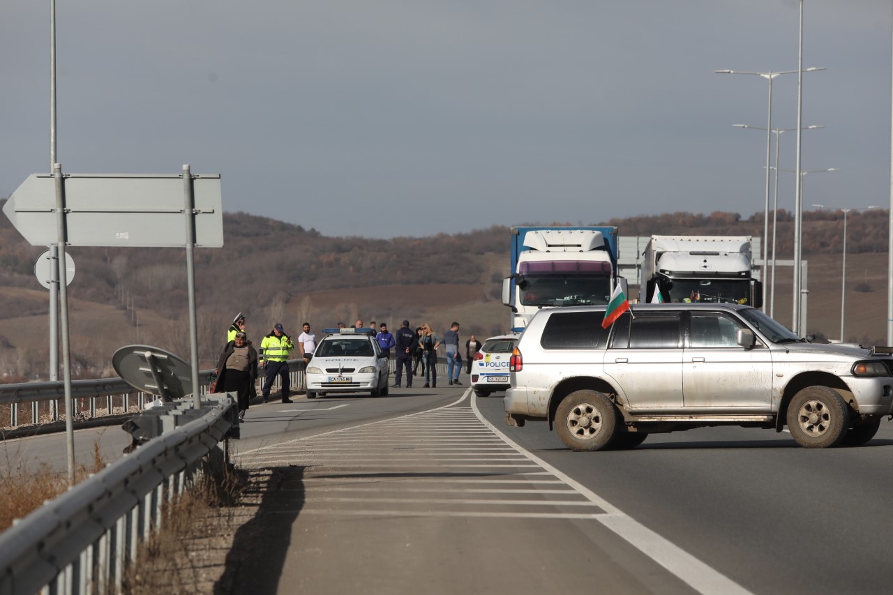 <p>Земеделци блокираха АМ &quot;Европа&quot; до Сливница в посока София</p>