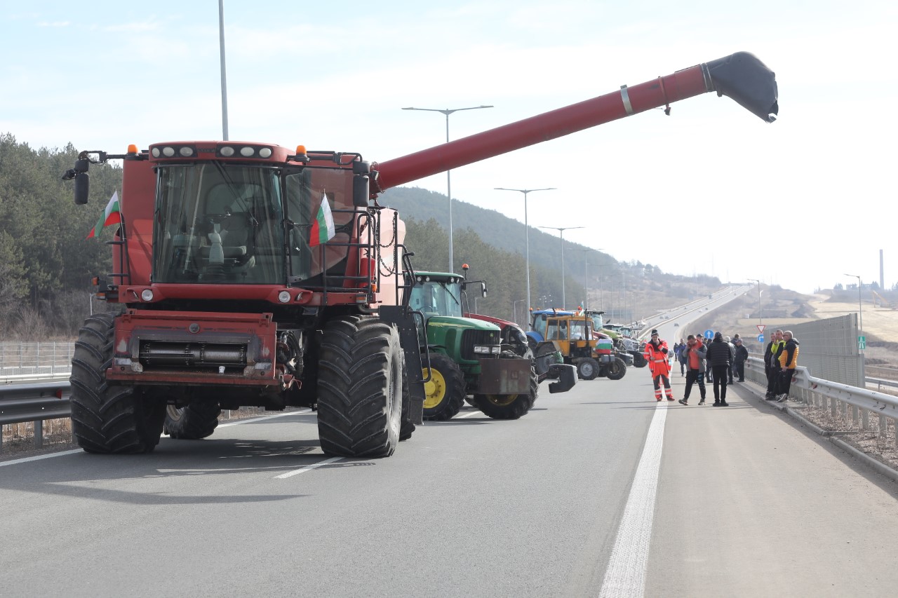 <p>Земеделци блокираха АМ &quot;Европа&quot; до Сливница в посока София</p>