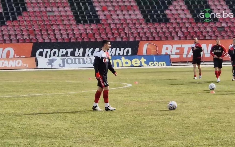 Защитникът Мики Орачев се завръща в Локомотив София. Крайният бранител