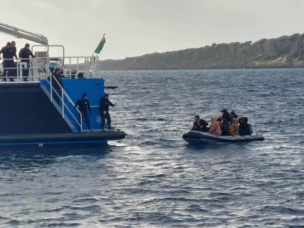 Българският граничен кораб Балчик спаси 44 бедстващи мигранти до остров