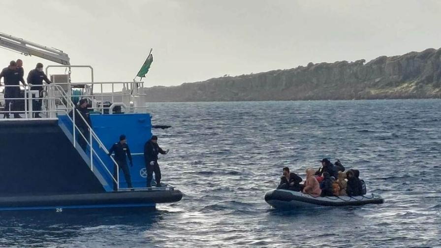 Корабът „Балчик“ спаси 44 бедстващи мигранти до остров Лесбос