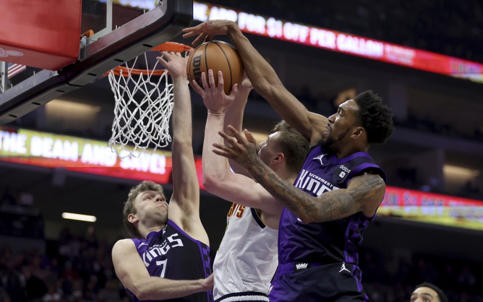 Сакраменто Кингс и Денвър Нъгетс играят при резултат 117:89 точки