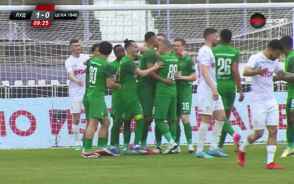 В 8-ата минута Джонатан Перейра спря непозволено Кайо Видал в