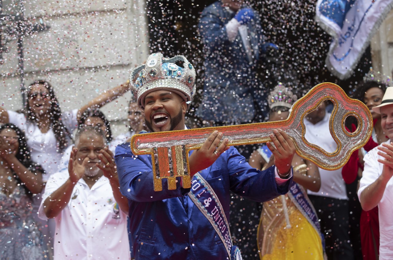 <p>Кметът на Рио де Жанейро короняса крал Момо под бурни аплодисменти, с което постави началото на петдневното управление на символичния карнавален монарх.</p>