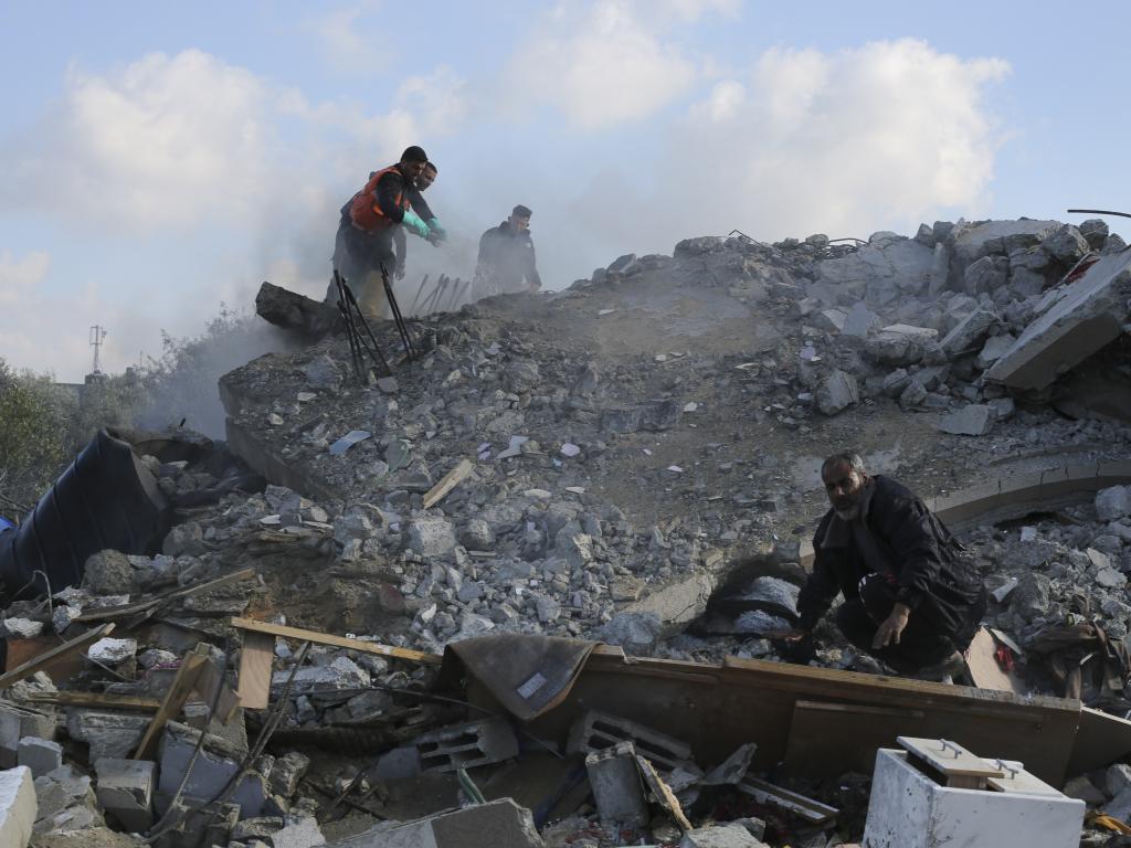 Най малко 37 палестинци са били убити при израелски удари по