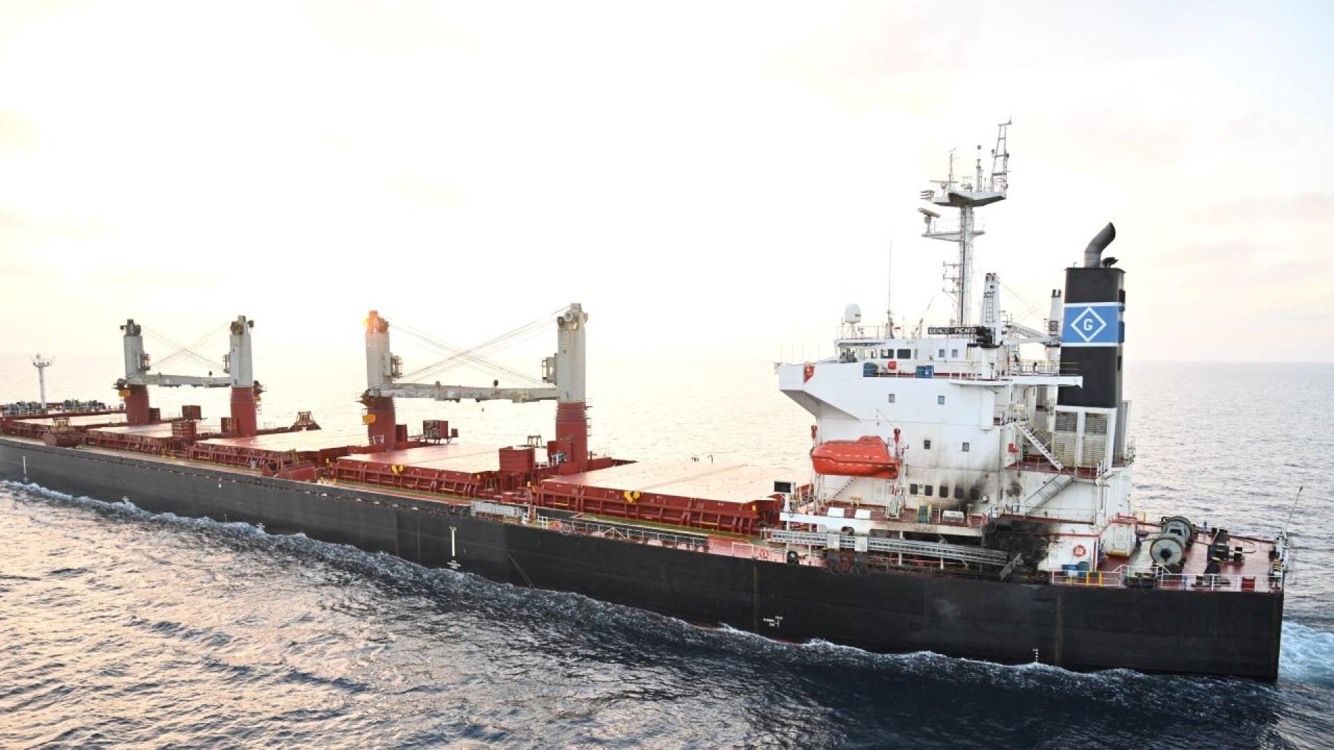 Нападатели с дървена лодка откриха днес огън по плаващ под