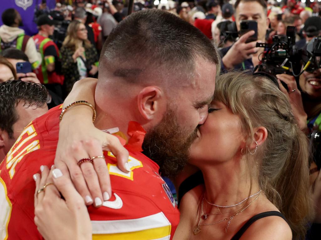 Травис Келси подпечата своята победа в Супербоул за 2024 г. със страстна целувка с Тейлър
