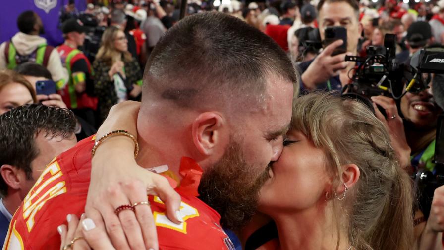 След победата на "Супербоул": Травис Келси и Тейлър Суифт споделиха страстна целувка