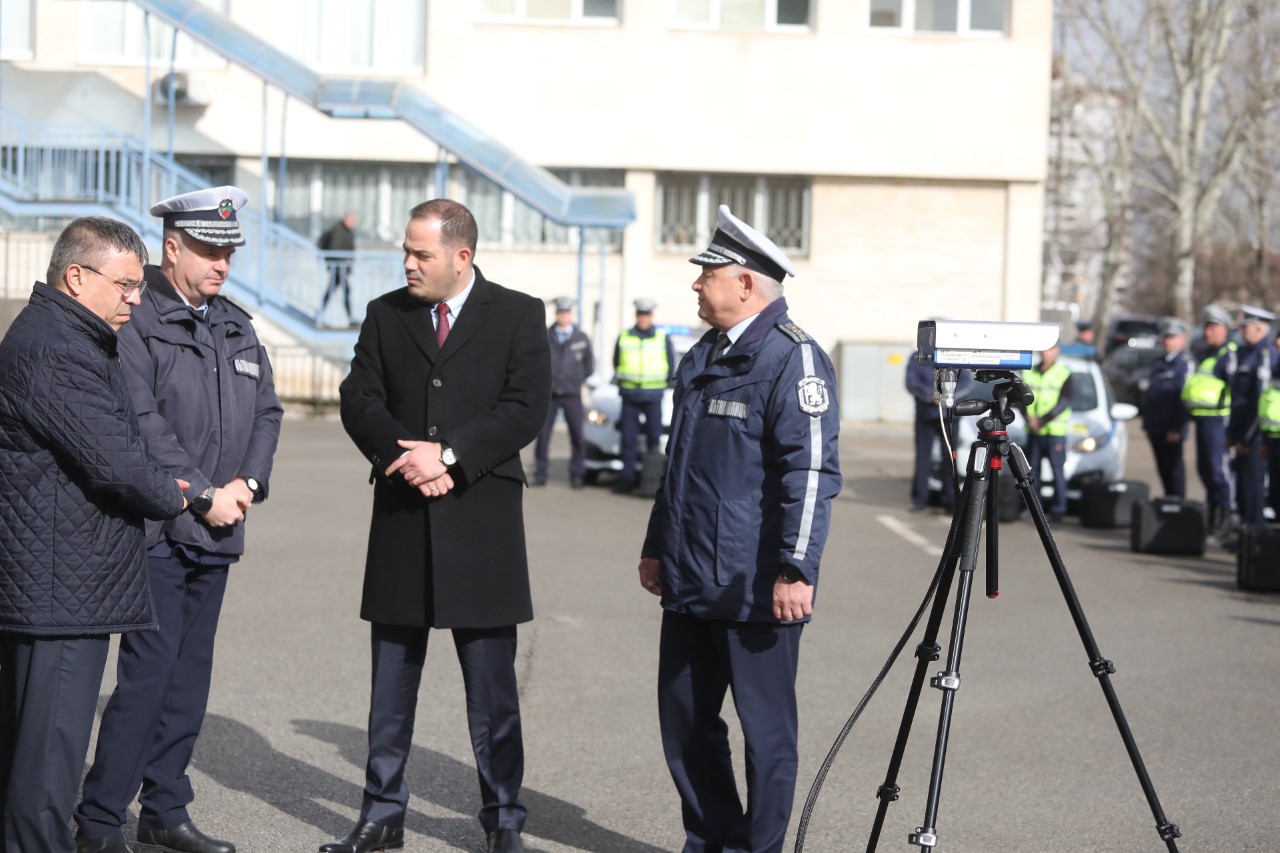 <p>В ГД &bdquo;Национална полиция&ldquo; бе връчена нова техника за контрол на скоростните режими на 20 областни дирекции на МВР.</p>