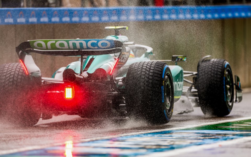 Отборът от Формула 1 Астън Мартин представи болида AMR24 за