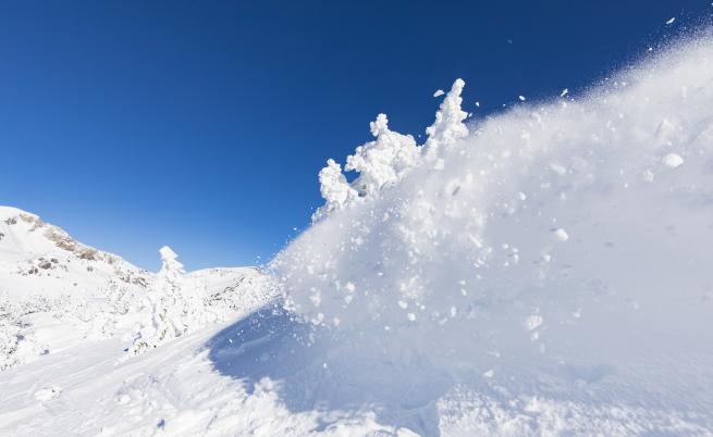 Лавина затрупа скиори и сноубордисти над Боровец