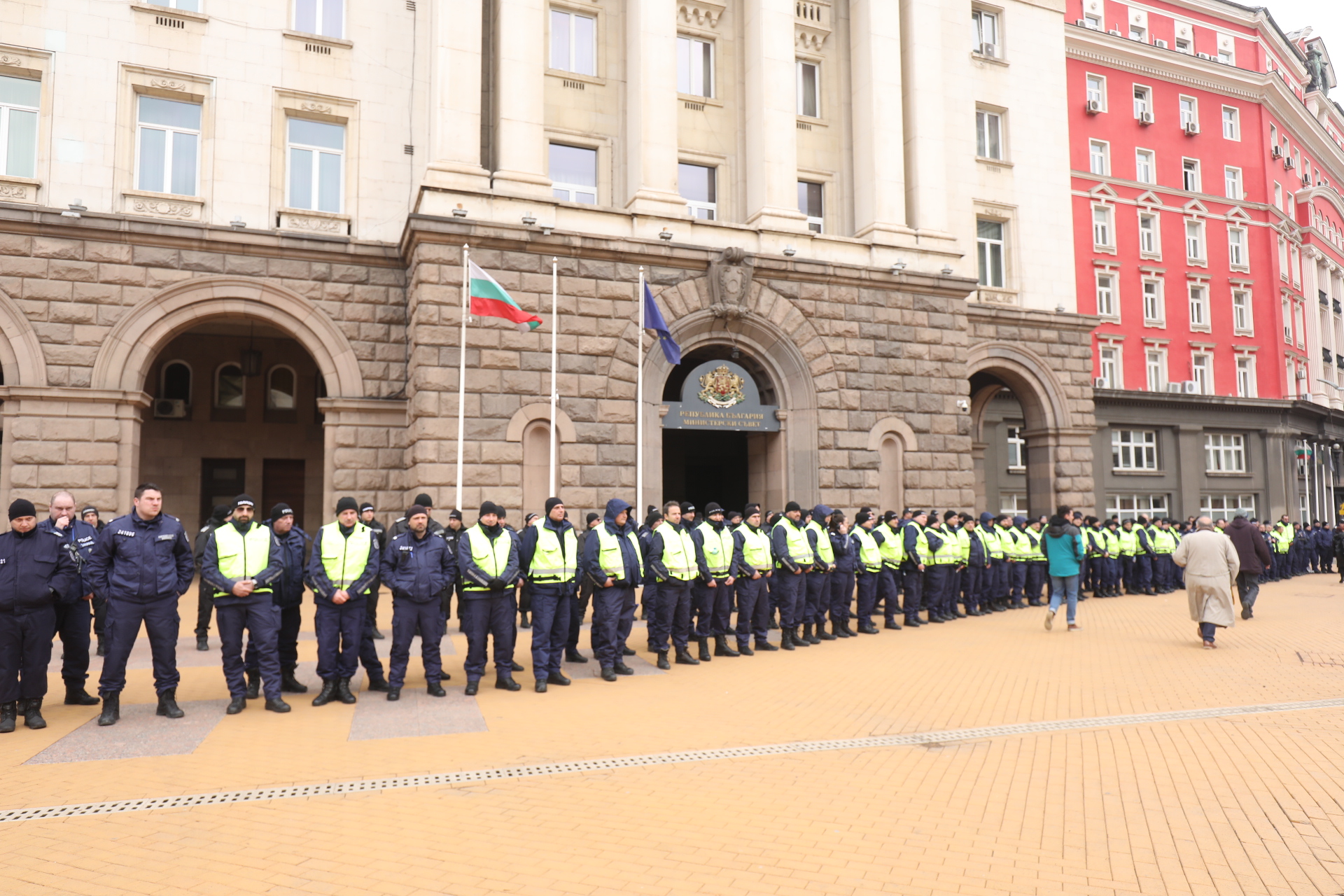 <p>Част от земеделците продължават с протестите, искат оставката на Вътев</p>