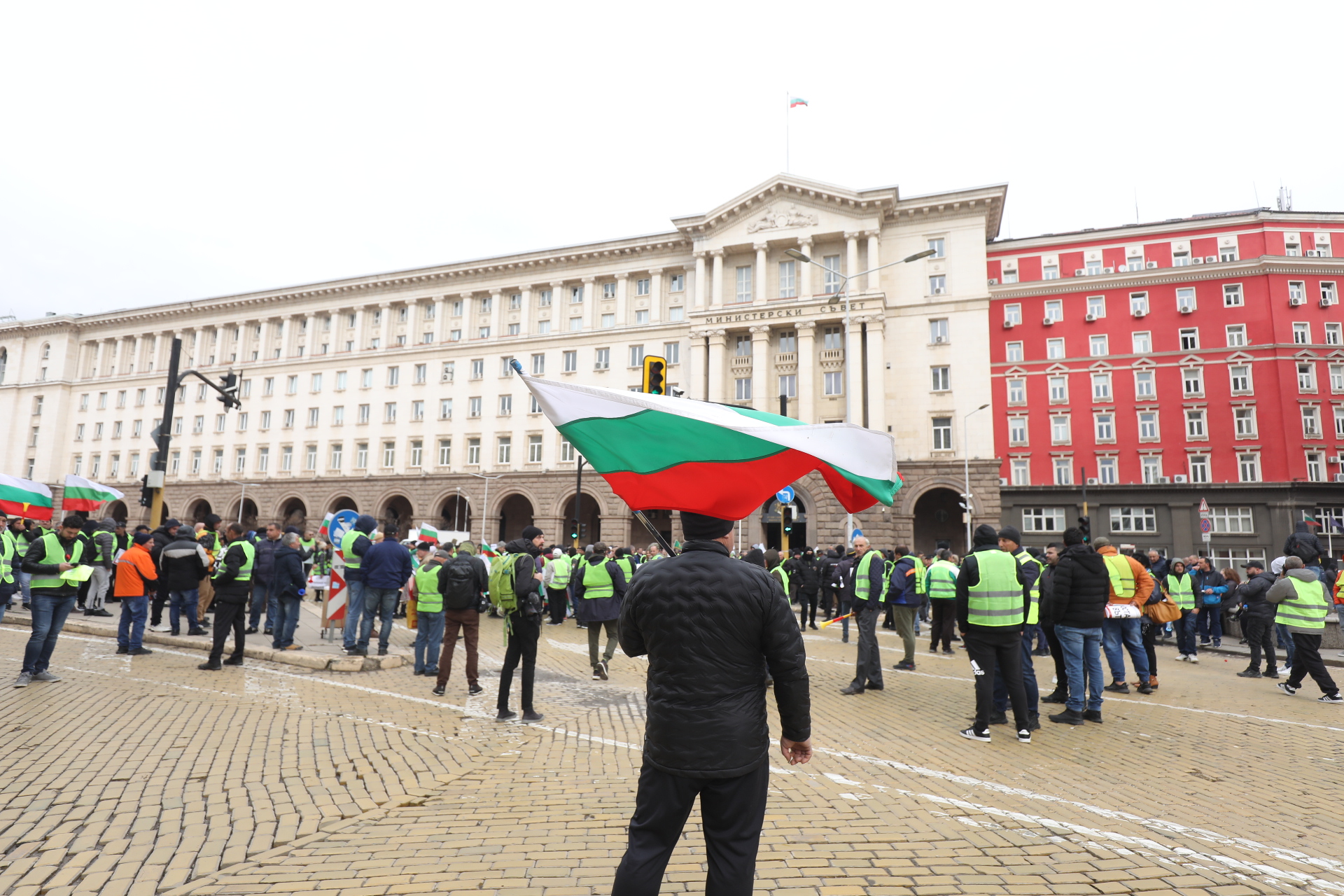 <p>Част от земеделците продължават с протестите, искат оставката на Вътев</p>