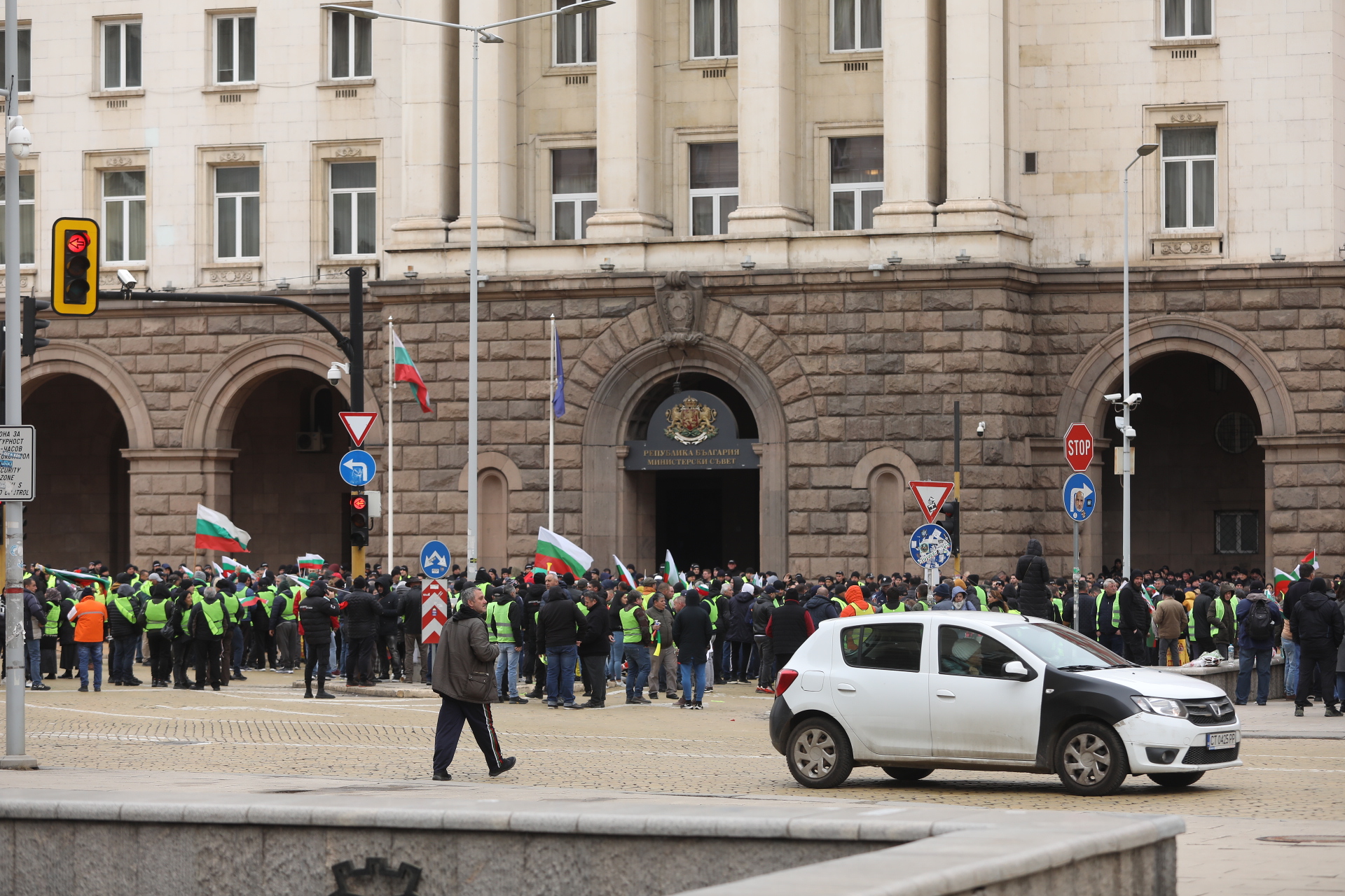 <p>Част от земеделците продължават с протестите, искат оставката на Вътев</p>