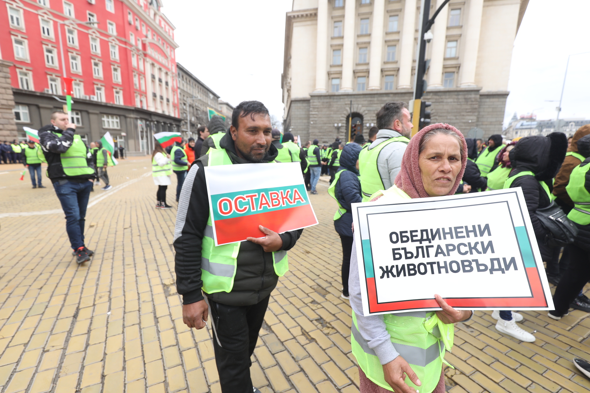 <p>Част от земеделците продължават с протестите, искат оставката на Вътев</p>