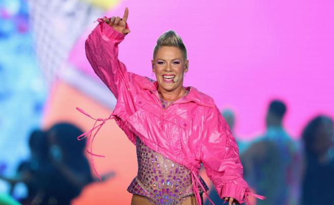 Пинк прекъсна концерт, след като жена от публиката започна да ражда