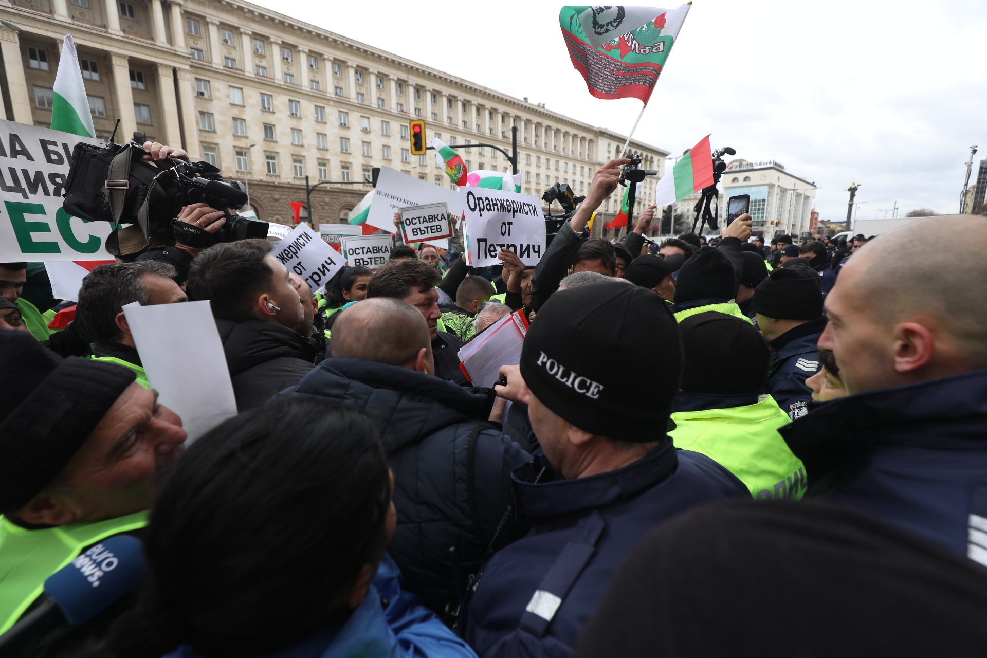 Част от земеделците продължават с протестите, искат оставката на Вътев