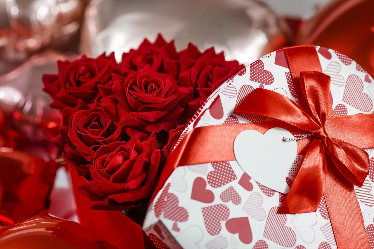 <p><strong>САЩ</strong></p>

<p>В Съединените щати Свети Валентин е широко разпространен празник, който се отбелязва с размяна на картички, цветя и шоколадови бонбони. Двойките изразяват любовта си чрез подаръци, романтични вечери и специални излети. Това е ден, в който се празнува любовта във всичките ѝ форми.</p>