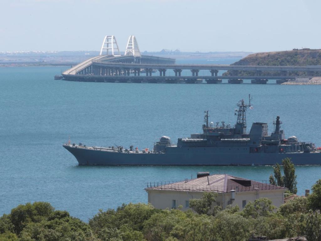 Украински морски дронове са уцелили и повредили голям руски десантен