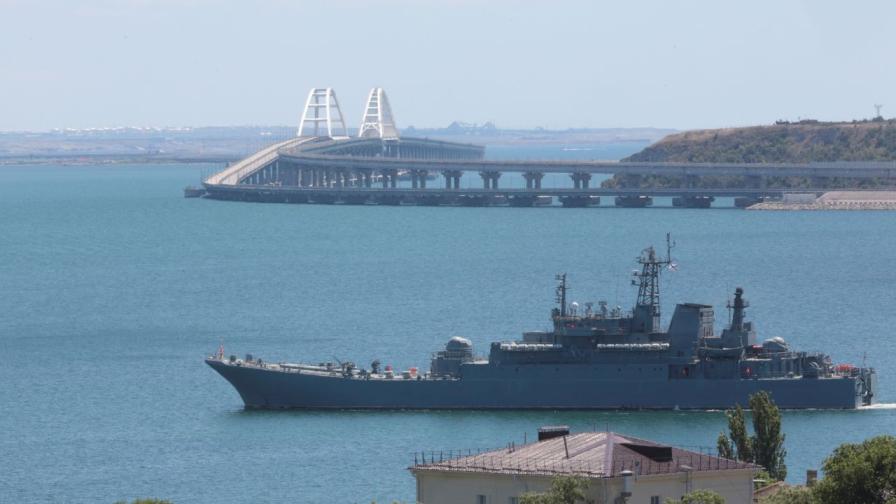 Руски кораб край бреговете на Крим