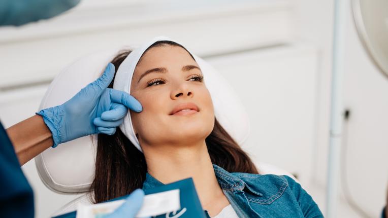 11 ефективни решения в борбата с бръчките по челото