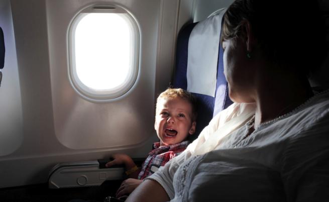 Ужасяващи 29 часа в самолет повдигнаха въпроса трябва ли да има полети без деца