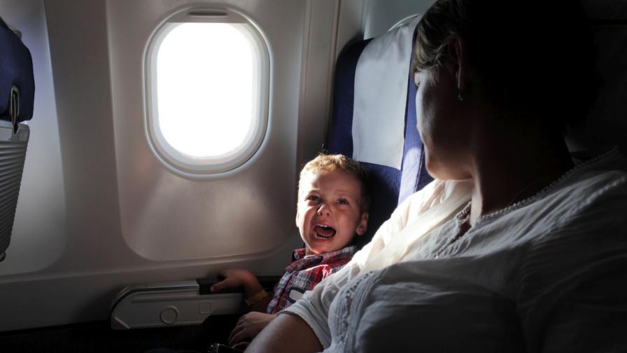 досадно дете в самолет