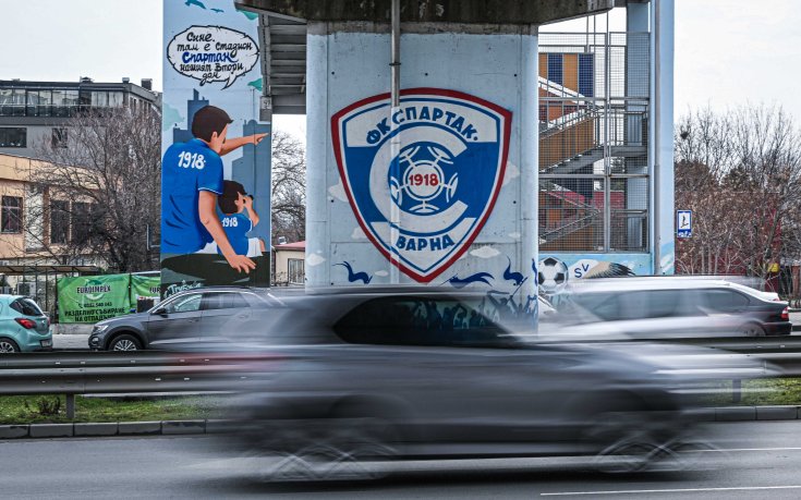 Фенове на Спартак и Черно море украсиха Варна с футболни графити