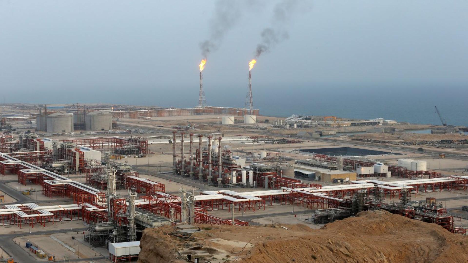 Цените на нефта скочиха в петък като се насочват към