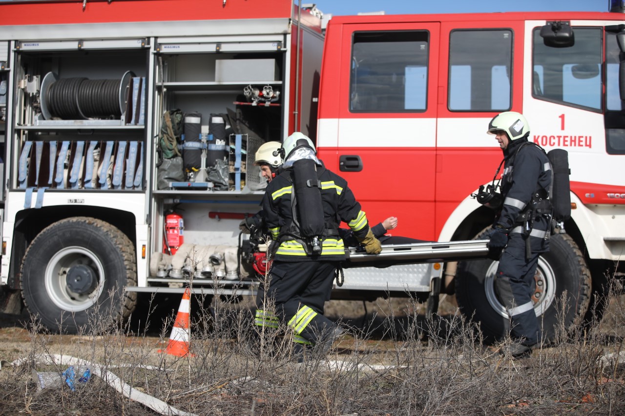 <p>На 45-и км от автомагистрала &bdquo;Тракия&ldquo; при пътен възел с. Мухово,&nbsp; се състоя практическо учение на тема &bdquo;Действия при пътнотранспортно произшествие&ldquo;. Учението е организирано от Главна дирекция "Пожарна безопасност и защита на населението", с участие на МВР, местната власт и други ведомства, съобщиха от МВР.</p>