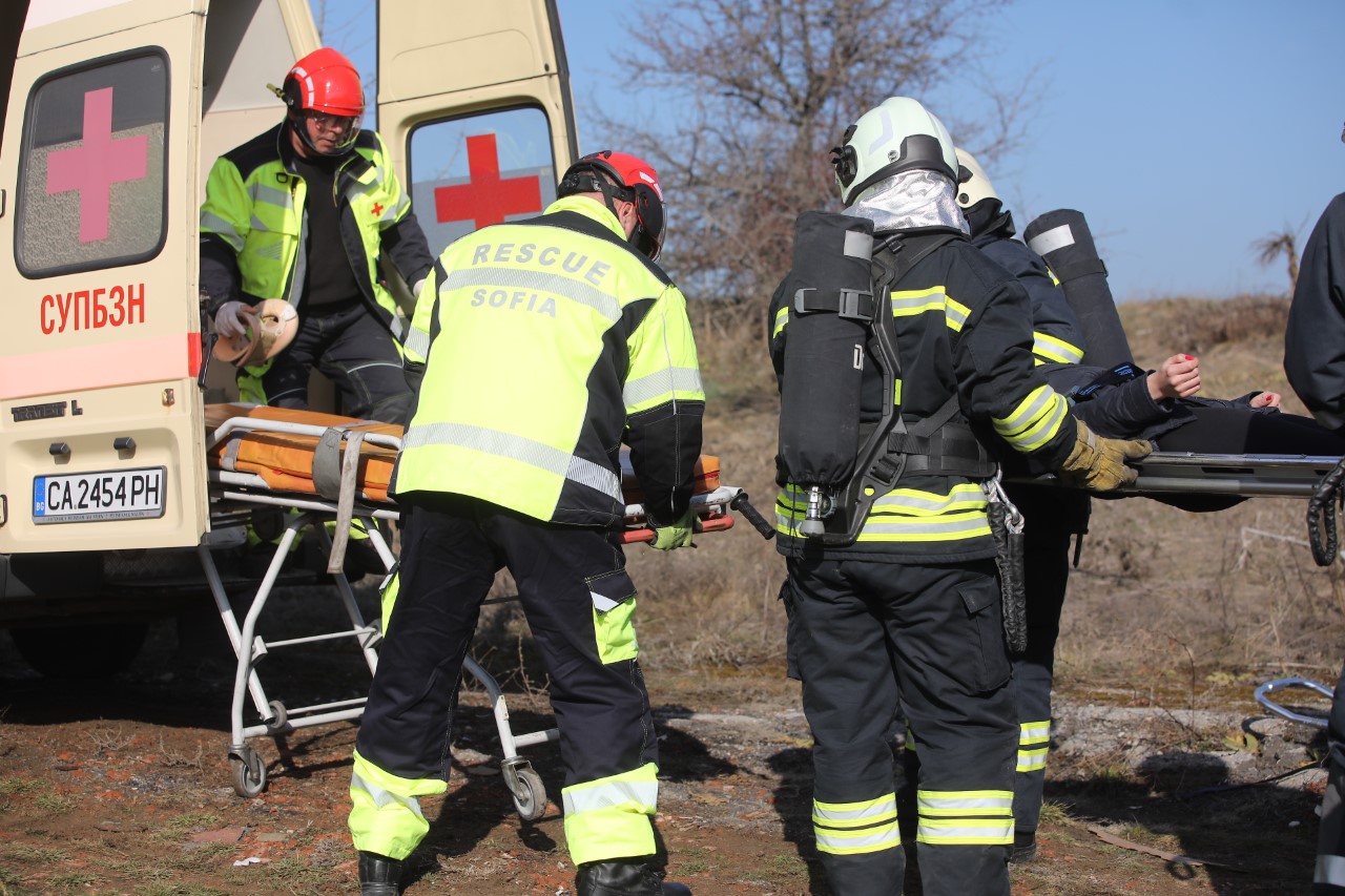 <p>На 45-и км от автомагистрала &bdquo;Тракия&ldquo; при пътен възел с. Мухово,&nbsp; се състоя практическо учение на тема &bdquo;Действия при пътнотранспортно произшествие&ldquo;. Учението е организирано от Главна дирекция "Пожарна безопасност и защита на населението", с участие на МВР, местната власт и други ведомства, съобщиха от МВР.</p>