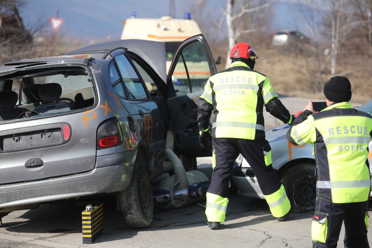 <p>На 45-и км от автомагистрала &bdquo;Тракия&ldquo; при пътен възел с. Мухово,&nbsp; се състоя практическо учение на тема &bdquo;Действия при пътнотранспортно произшествие&ldquo;. Учението е организирано от Главна дирекция "Пожарна безопасност и защита на населението", с участие на МВР, местната власт и други ведомства, съобщиха от МВР.</p>