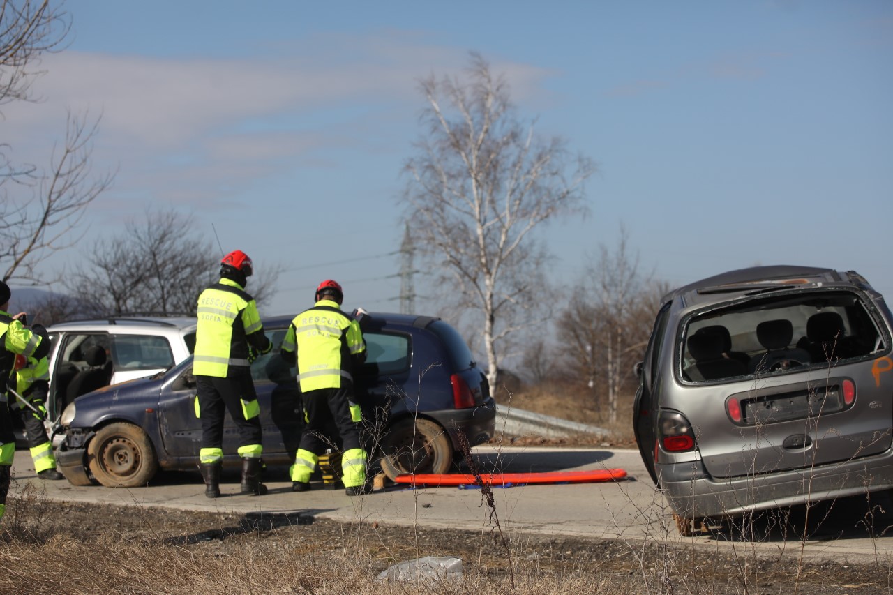 <p>На 45-и км от автомагистрала &bdquo;Тракия&ldquo; при пътен възел с. Мухово,&nbsp; се състоя практическо учение на тема &bdquo;Действия при пътнотранспортно произшествие&ldquo;. Учението е организирано от Главна дирекция "Пожарна безопасност и защита на населението", с участие на МВР, местната власт и други ведомства, съобщиха от МВР.</p>