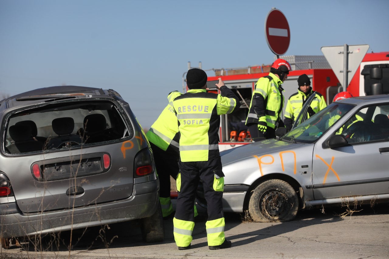 <p>На 45-и км от автомагистрала &bdquo;Тракия&ldquo; при пътен възел с. Мухово,&nbsp; се състоя практическо учение на тема &bdquo;Действия при пътнотранспортно произшествие&ldquo;. Учението е организирано от Главна дирекция "Пожарна безопасност и защита на населението", с участие на МВР, местната власт и други ведомства, съобщиха от МВР.</p>